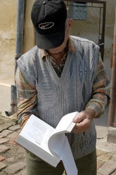 Jakob Auberten feuillette le Trefil Buch, mémoire du village et de ses familles